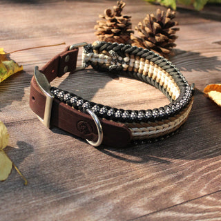 Paracord-Hundehalsband Tjock in Braun, mit braunem Fettlederriemen und Metallring auf Holz.